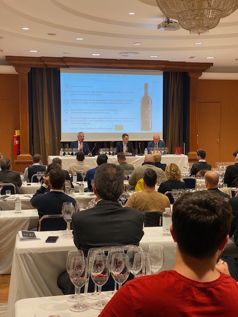 In docenza Paolo Lauciani di Fondazione Italiana Sommelier, il Proprietario Alessandro Lunelli e l'Enologo Luca D'Attoma In docenza Paolo Lauciani di Fondazione Italiana Sommelier, il Proprietario Alessandro Lunelli e l'Enologo Luca D'Attoma