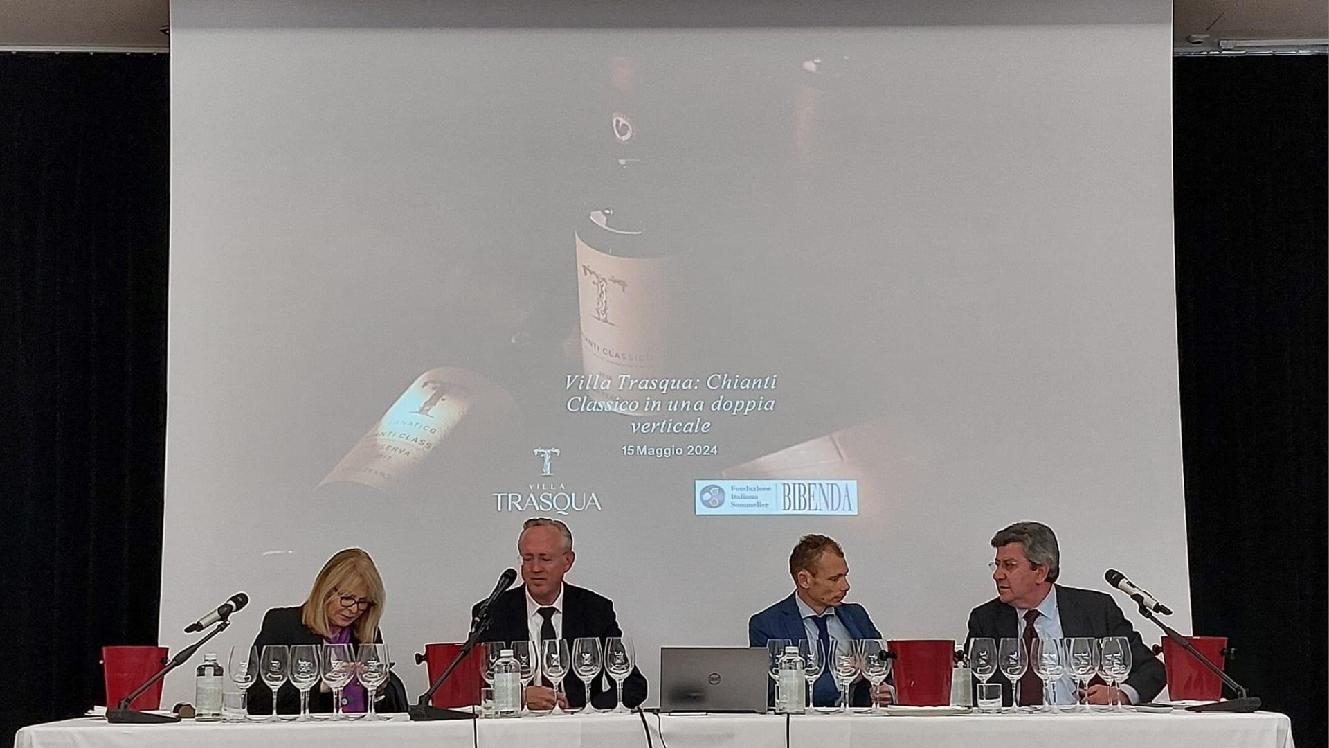 Daniela Scrobogna, docente della Fondazione Italiana Sommelier, i rappresentanti aziendali e l'enologo Franco Bernabei Daniela Scrobogna, docente della Fondazione Italiana Sommelier, i rappresentanti aziendali e l'enologo Franco Bernabei