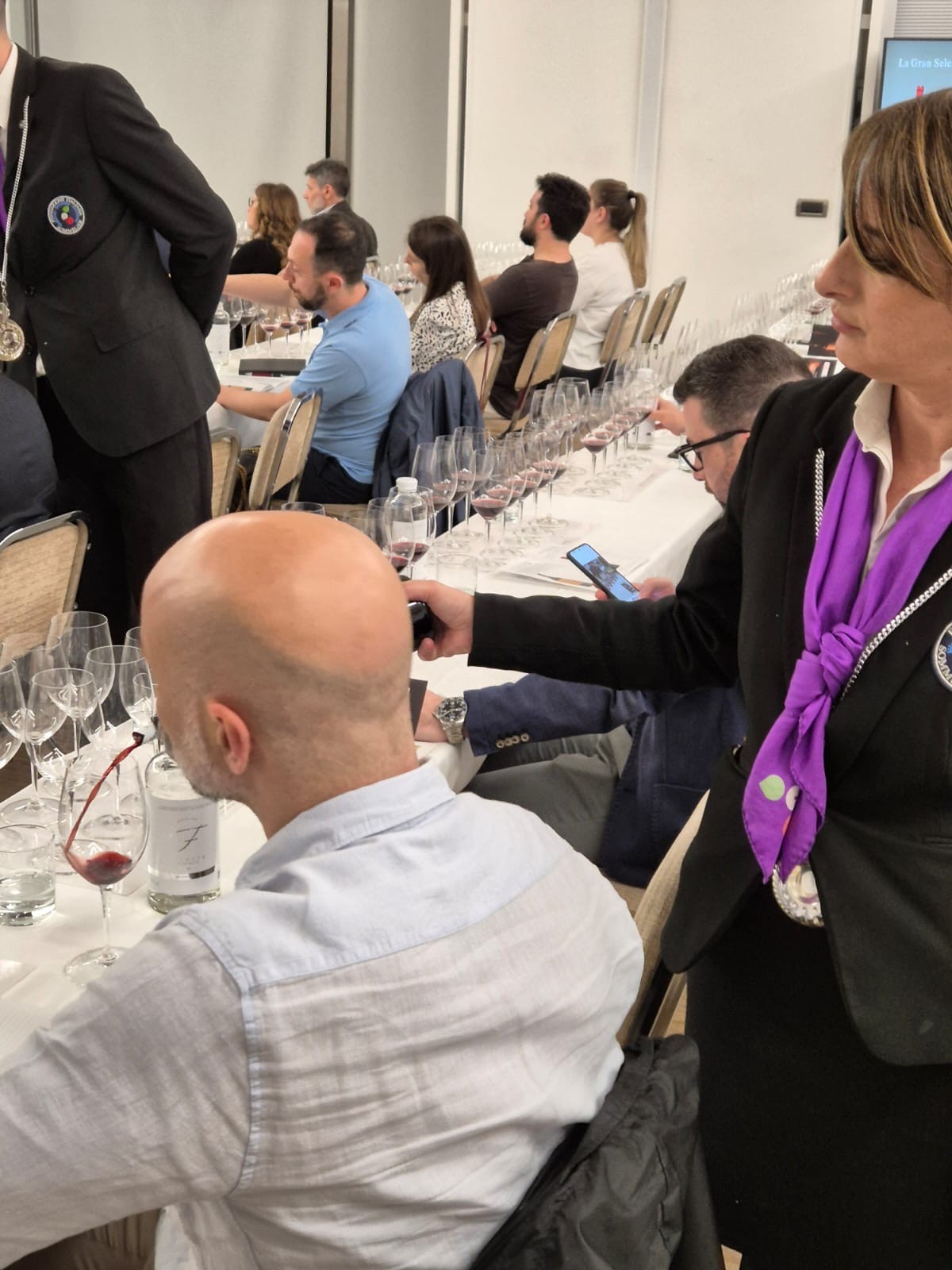 Il servizio del vino in sala di degustazione Il servizio del vino in sala di degustazione