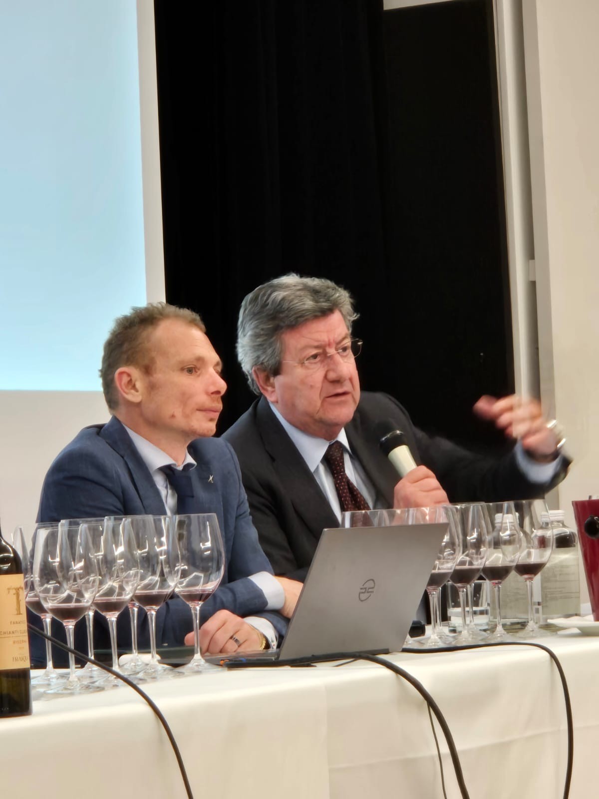 La docenza con il rappresentante dell'azienda e l'enologo Franco Bernabei La docenza con il rappresentante dell'azienda e l'enologo Franco Bernabei