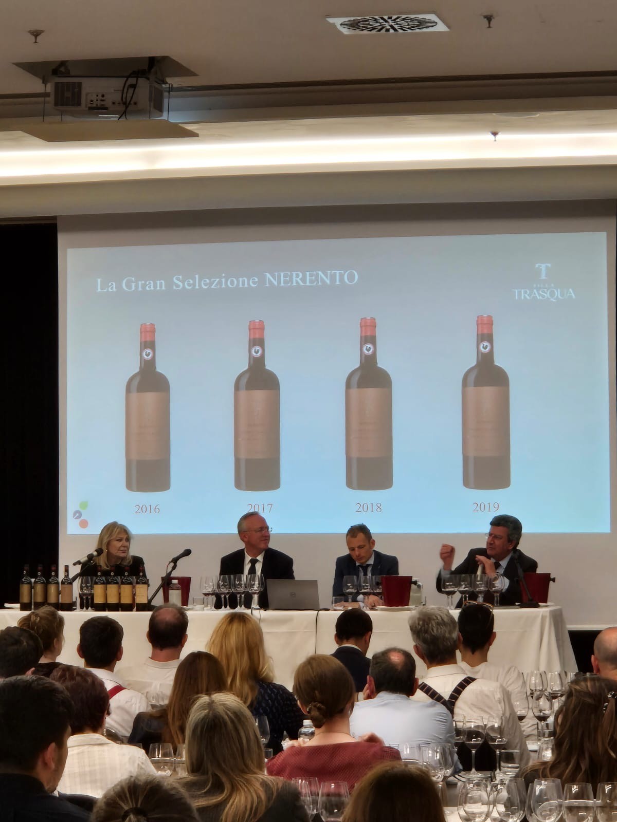 Daniela Scrobogna, docente della Fondazione Italiana Sommelier, i rappresentanti aziendali e l'enologo Franco Bernabei Daniela Scrobogna, docente della Fondazione Italiana Sommelier, i rappresentanti aziendali e l'enologo Franco Bernabei