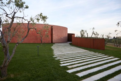 L'Auditorium di Fondazione Bertarelli costruito in mezzo alle vigne di Collemassari L'Auditorium di Fondazione Bertarelli costruito in mezzo alle vigne di Collemassari