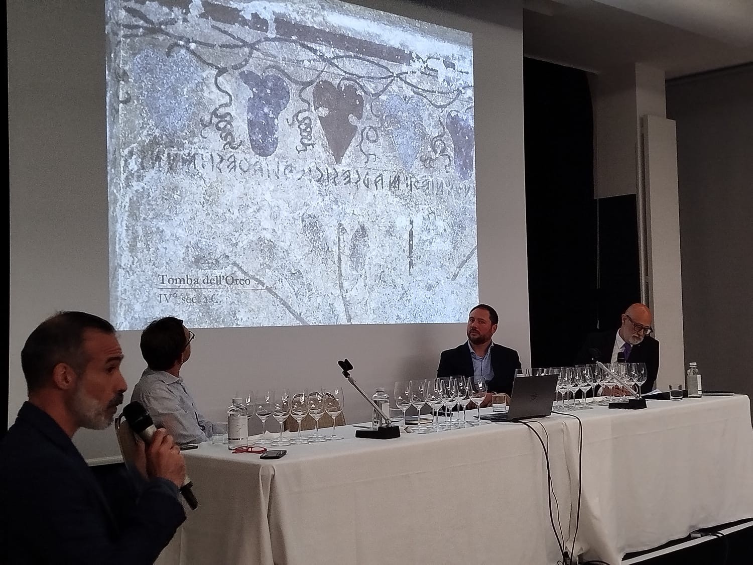 Il proprietario Marco Muscari Tomajoli, l’enologo Gabriele Gadenz, l'artista Guido Sileoni e Luciano Mallozzi della Fondazione Italiana Sommelier Il proprietario Marco Muscari Tomajoli, l’enologo Gabriele Gadenz, l'artista Guido Sileoni e Luciano Mallozzi della Fondazione Italiana Sommelier