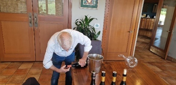 Stars & Stripes Glasses - Un momento della degustazione nell'azienda Adelsheim Vineyard Stars & Stripes Glasses - Un momento della degustazione nell'azienda Adelsheim Vineyard