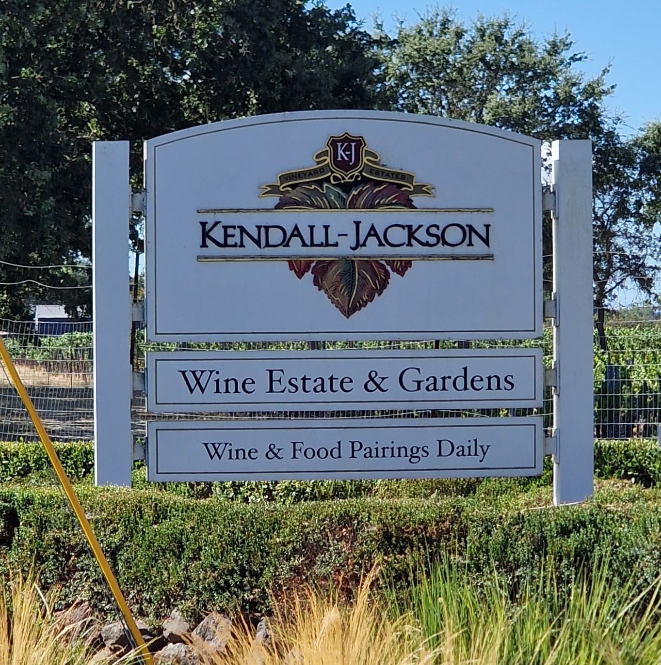 Stars & Stripes Glasses - L'ingresso dell'azienda Kendall-Jackson Wine Estate & Garden Stars & Stripes Glasses - L'ingresso dell'azienda Kendall-Jackson Wine Estate & Garden