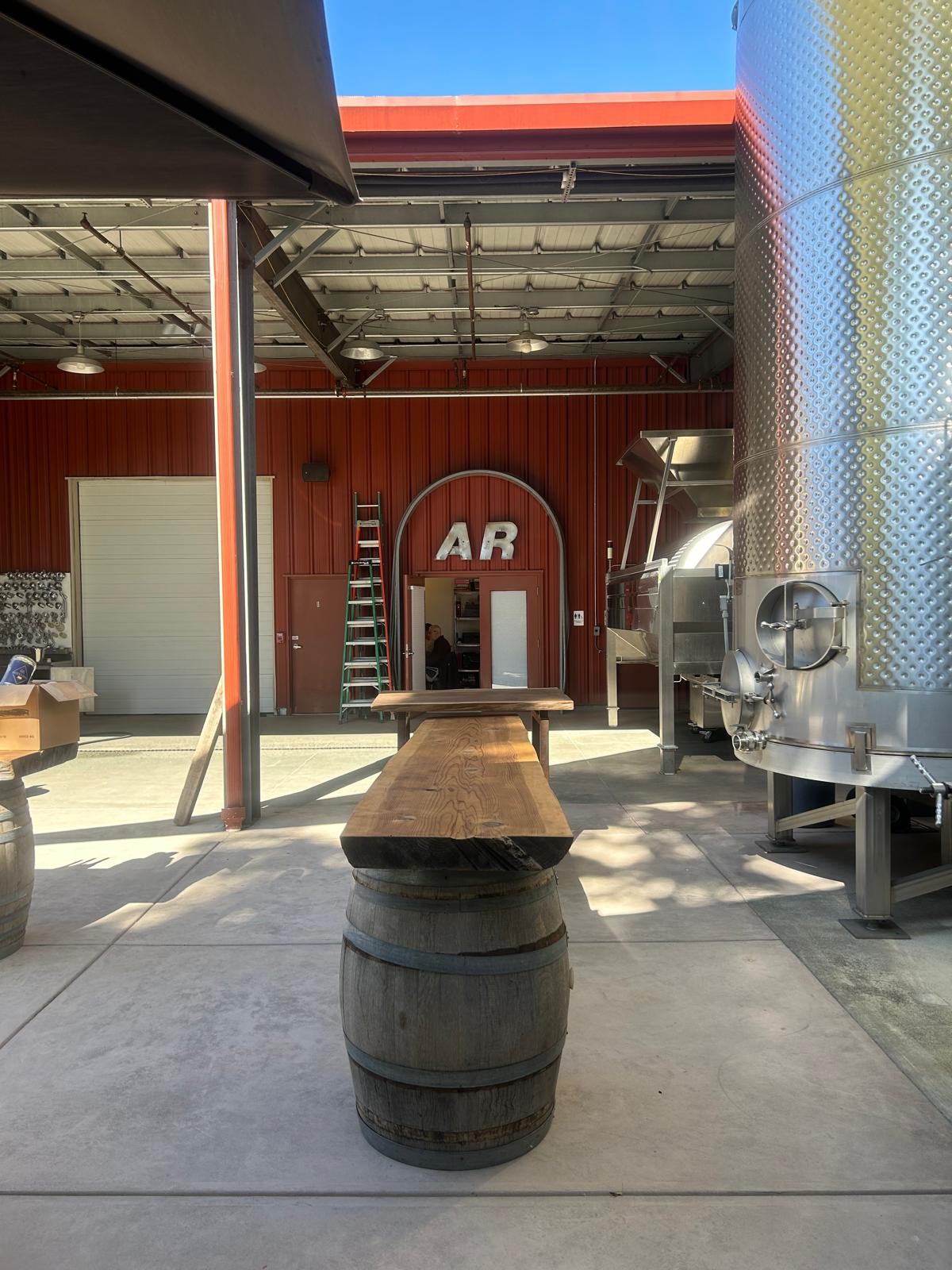 Stars & Stripes Glasses - La cantina dell'azienda Arnot Roberts Stars & Stripes Glasses - La cantina dell'azienda Arnot Roberts