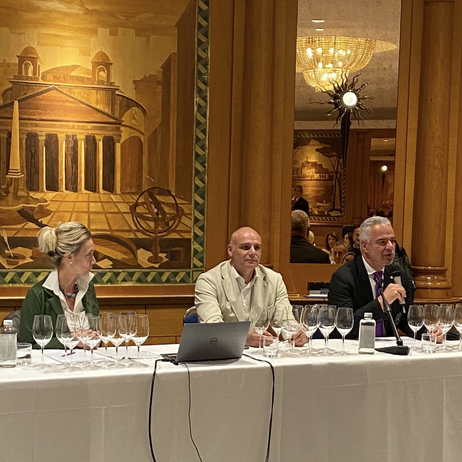 Da sinistra Barbara Tamburini, enologo, Jacopo Pastorino, responsabile commerciale e Paolo Lauciani, docente della Fondazione Italiana Sommelier Da sinistra Barbara Tamburini, enologo, Jacopo Pastorino, responsabile commerciale e Paolo Lauciani, docente della Fondazione Italiana Sommelier
