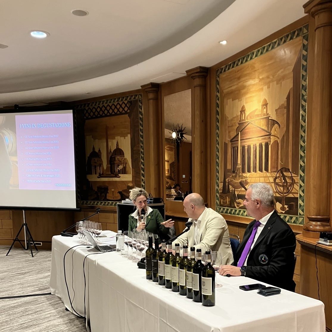 Da sinistra Barbara Tamburini, enologo, Jacopo Pastorino, responsabile commerciale e Paolo Lauciani, docente della Fondazione Italiana Sommelier Da sinistra Barbara Tamburini, enologo, Jacopo Pastorino, responsabile commerciale e Paolo Lauciani, docente della Fondazione Italiana Sommelier
