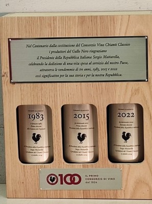 L'elegante cassetta donata al Presidente della Repubblica Sergio Mattarella dal Consorzio dei Vini del Chianti Classico L'elegante cassetta donata al Presidente della Repubblica Sergio Mattarella dal Consorzio dei Vini del Chianti Classico