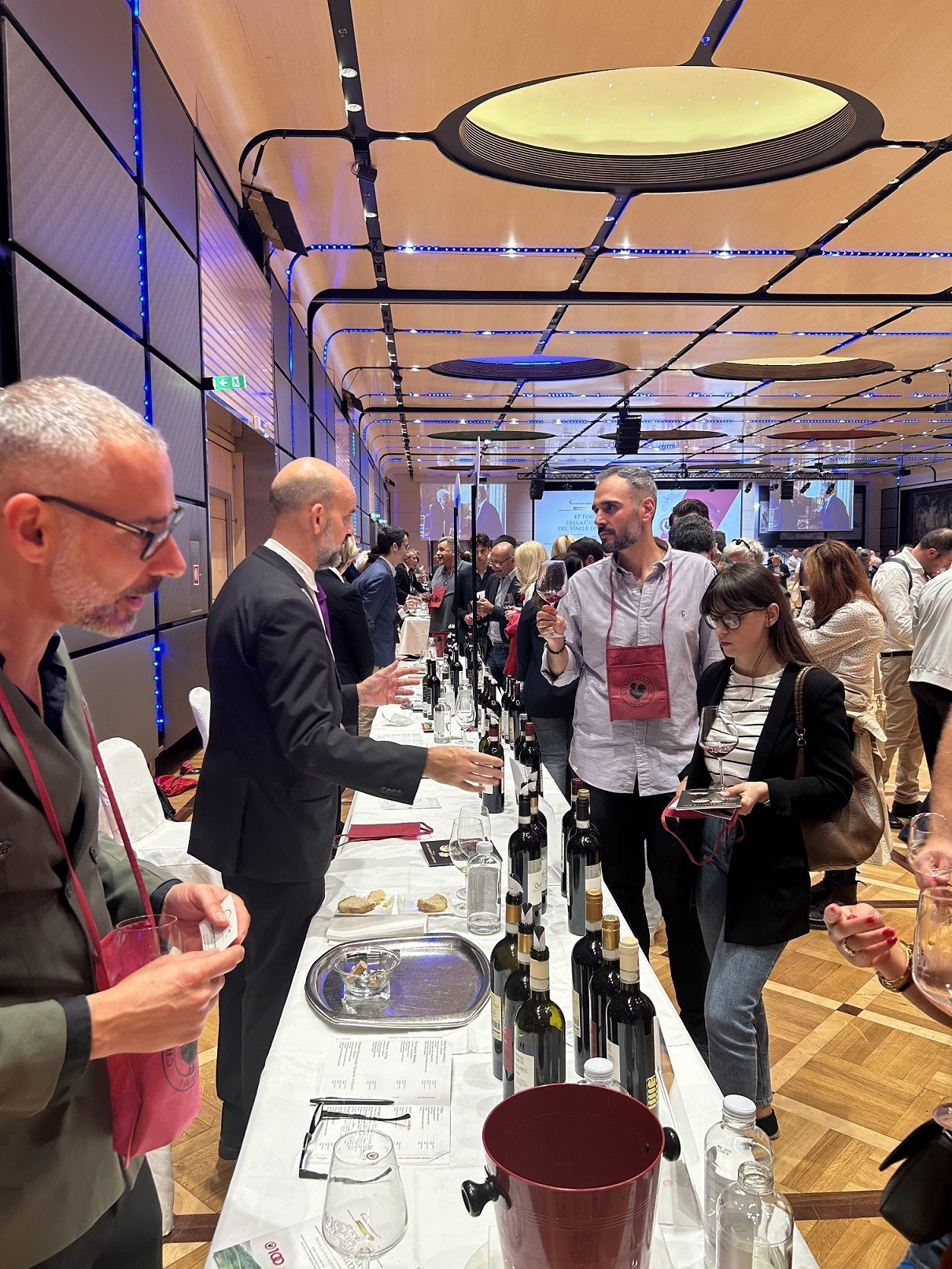 La Sala di degustazione del 43° Forum della Cultura del Vino, dell’Olio e dei Prodotti della Terra La Sala di degustazione del 43° Forum della Cultura del Vino, dell’Olio e dei Prodotti della Terra