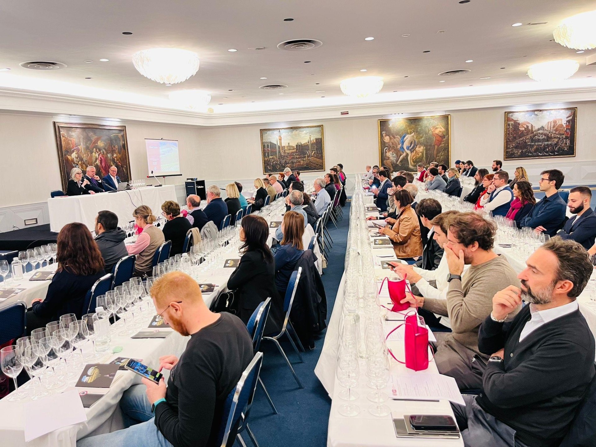 Panoramica della sala durante la degustazione Chianti Classico Gran Selezione Panoramica della sala durante la degustazione Chianti Classico Gran Selezione