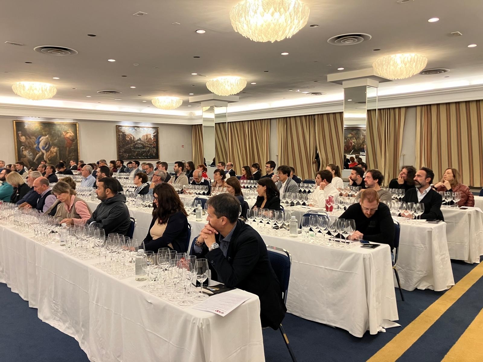 Panoramica della sala durante la degustazione Chianti Classico Gran Selezione Panoramica della sala durante la degustazione Chianti Classico Gran Selezione
