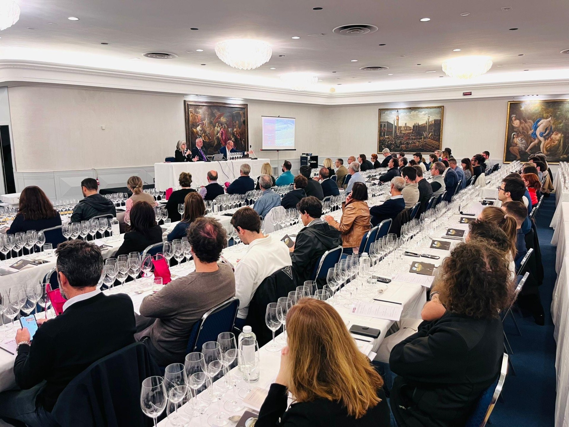Panoramica della sala durante la degustazione Chianti Classico Gran Selezione Panoramica della sala durante la degustazione Chianti Classico Gran Selezione