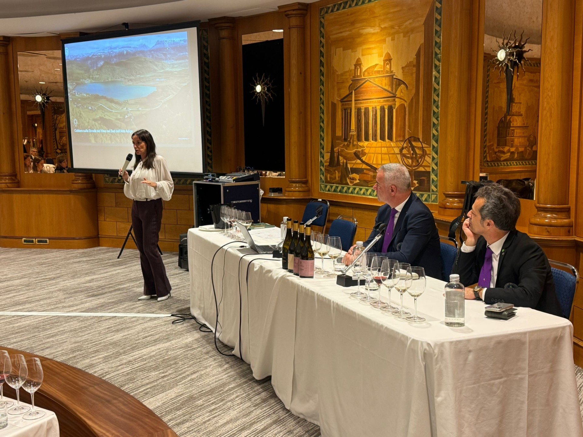 Elena Francia, DipWSET Area Manager Italia, Raffaele Fischetti, Presidente della delegazione Trentino-Alto Adige e Paolo Lauciani, Docente della Fondazione Italiana Sommelier Elena Francia, DipWSET Area Manager Italia, Raffaele Fischetti, Presidente della delegazione Trentino-Alto Adige e Paolo Lauciani, Docente della Fondazione Italiana Sommelier