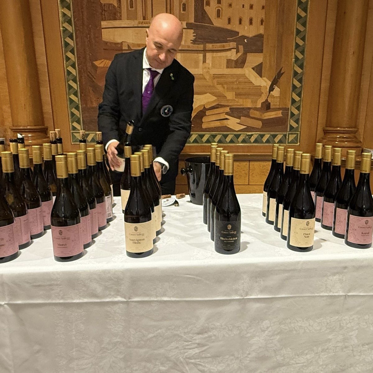 Il servizio dei vini durante la degustazione di Castel Sallegg Il servizio dei vini durante la degustazione di Castel Sallegg