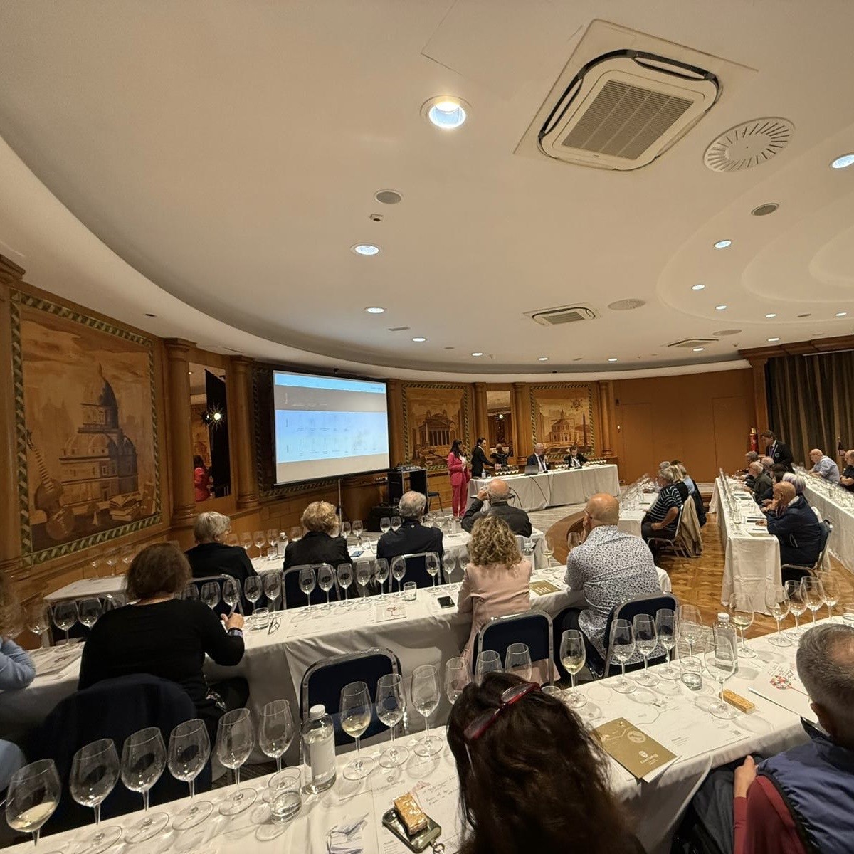 Panoramica della Sala Ellisse durante la degustazione Panoramica della Sala Ellisse durante la degustazione