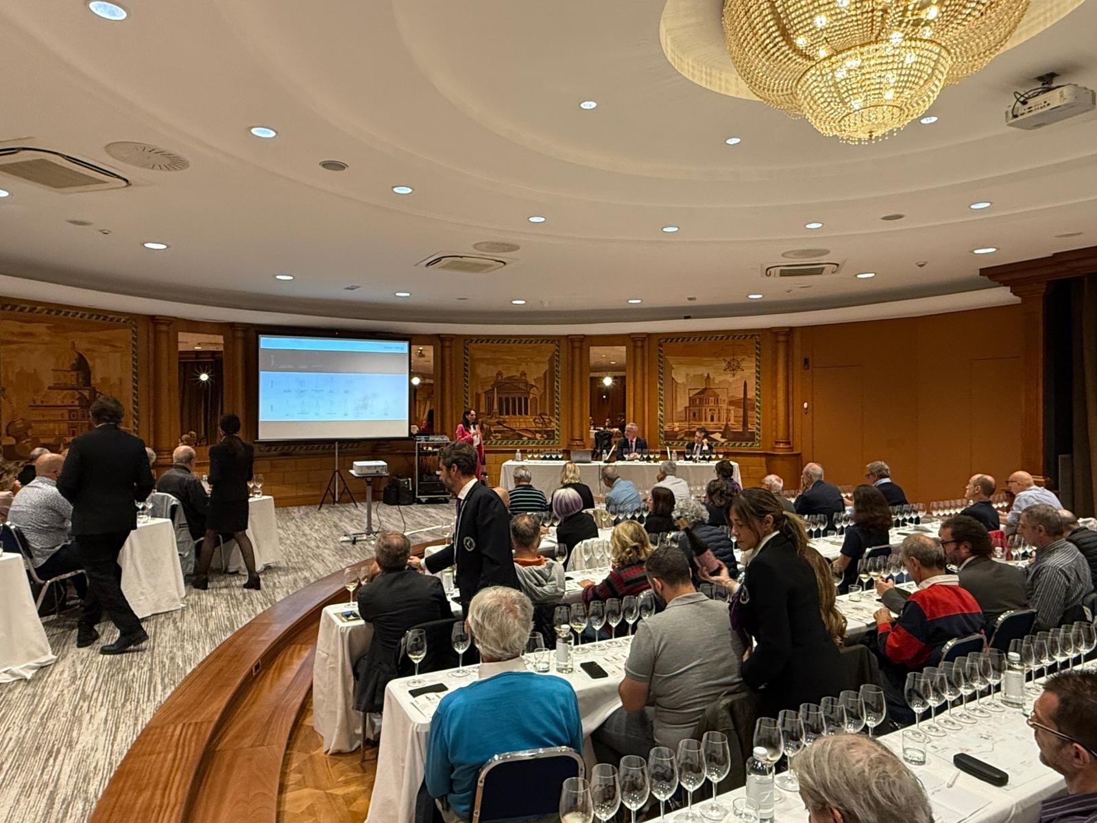 Il servizio dei vini durante la degustazione di Castel Sallegg Il servizio dei vini durante la degustazione di Castel Sallegg