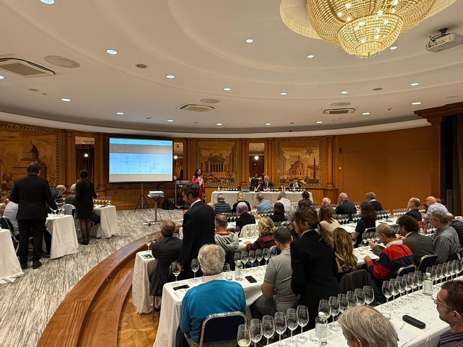 Il servizio dei vini durante la degustazione di Castel Sallegg Il servizio dei vini durante la degustazione di Castel Sallegg