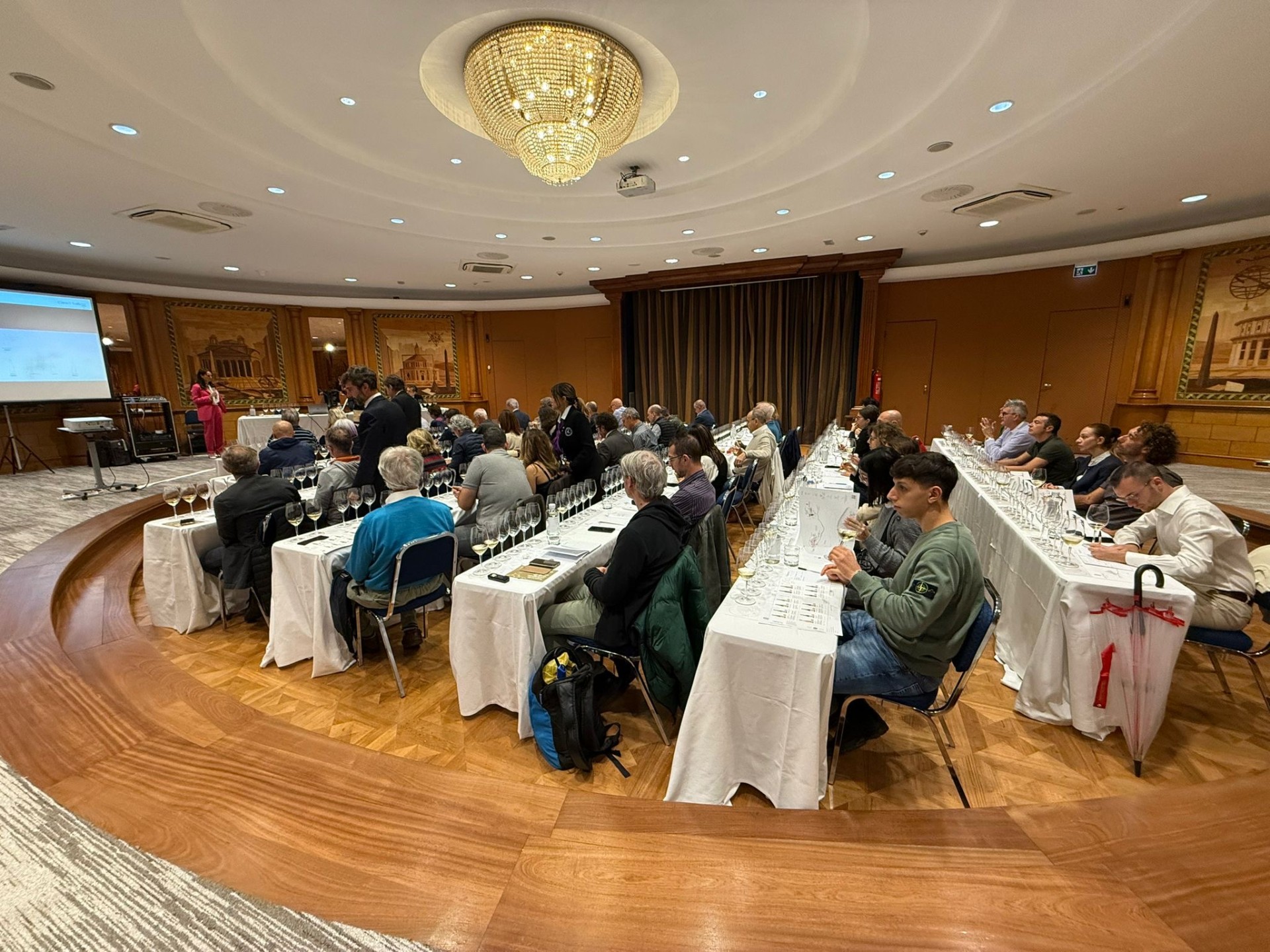 Il servizio dei vini durante la degustazione di Castel Sallegg Il servizio dei vini durante la degustazione di Castel Sallegg