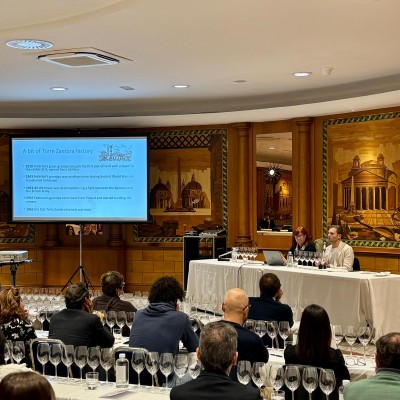 Federico De Cerchio, proprietario, e Mariaclara Menenti Savelli, Docente della Fondazione Italiana Sommelier. Federico De Cerchio, proprietario, e Mariaclara Menenti Savelli, Docente della Fondazione Italiana Sommelier.