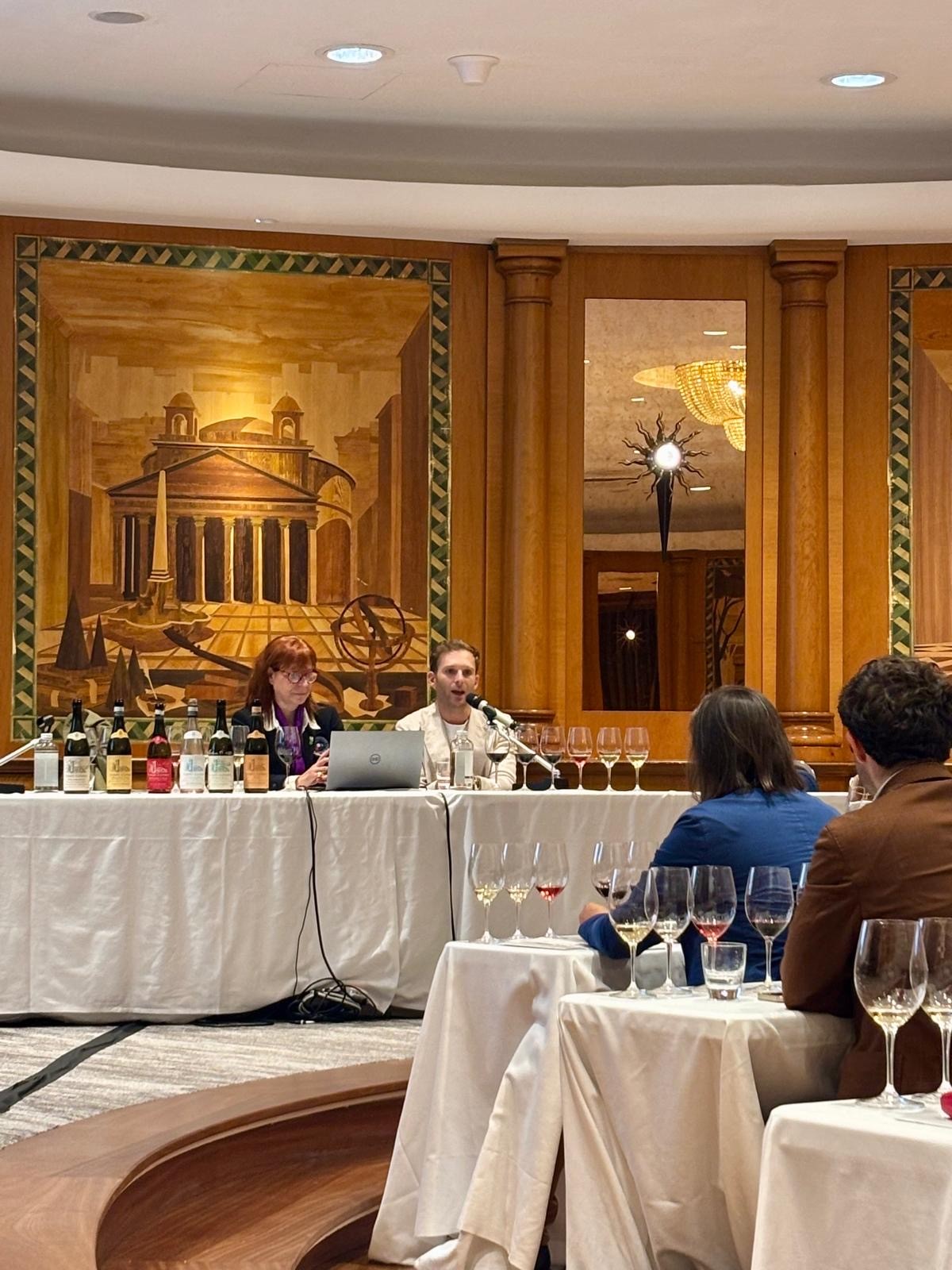 Federico De Cerchio, proprietario, e Mariaclara Menenti Savelli, Docente della Fondazione Italiana Sommelier. Federico De Cerchio, proprietario, e Mariaclara Menenti Savelli, Docente della Fondazione Italiana Sommelier.