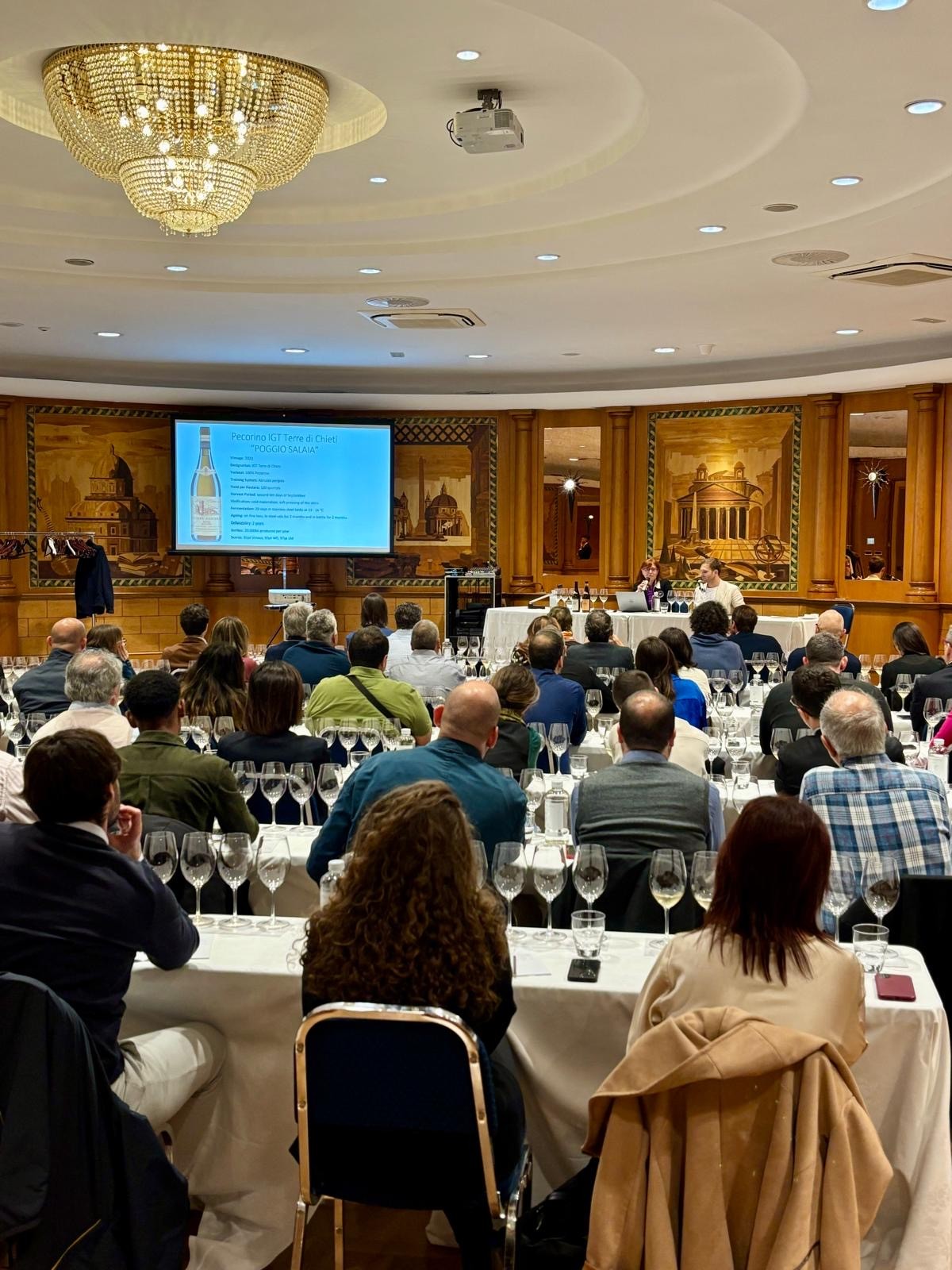 Panoramica della Sala Ellisse durante la degustazione Panoramica della Sala Ellisse durante la degustazione