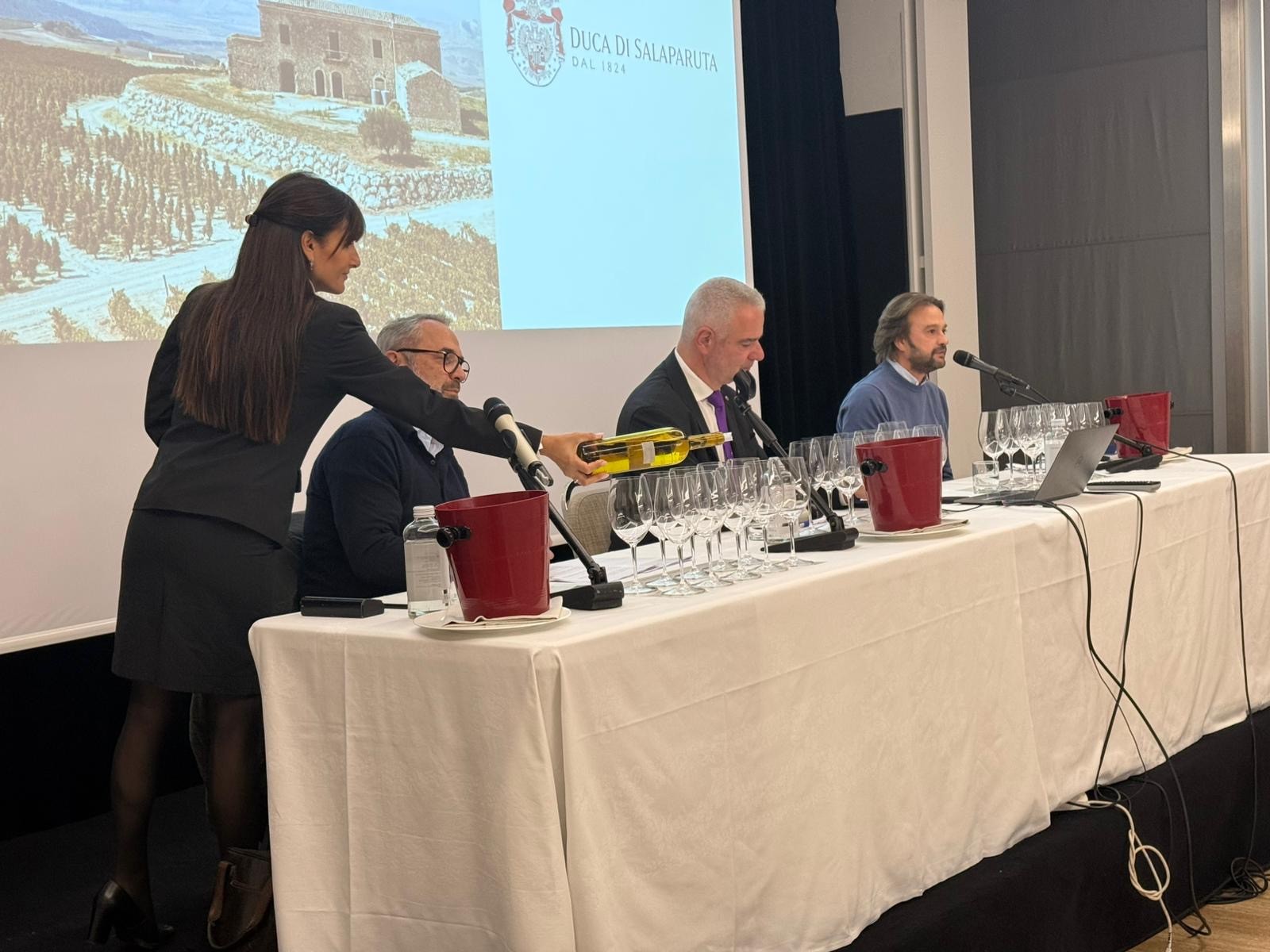 Il tecnico aziendale Walter Speller, il docente della Fondazione Italiana Sommelier Paolo Lauciani e l’enologo Salvatore Tomasello durante la degustazione di Duca di Salaparuta Il tecnico aziendale Walter Speller, il docente della Fondazione Italiana Sommelier Paolo Lauciani e l’enologo Salvatore Tomasello durante la degustazione di Duca di Salaparuta