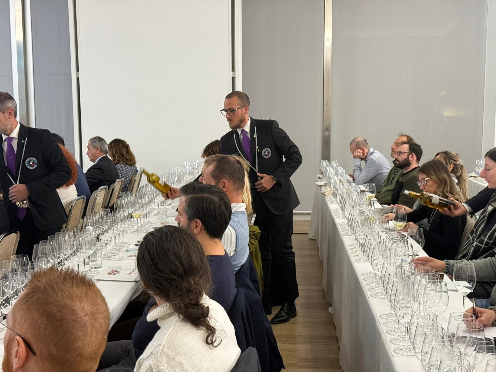 Il servizio dei vini durante la degustazione di Duca di Salaparuta Il servizio dei vini durante la degustazione di Duca di Salaparuta