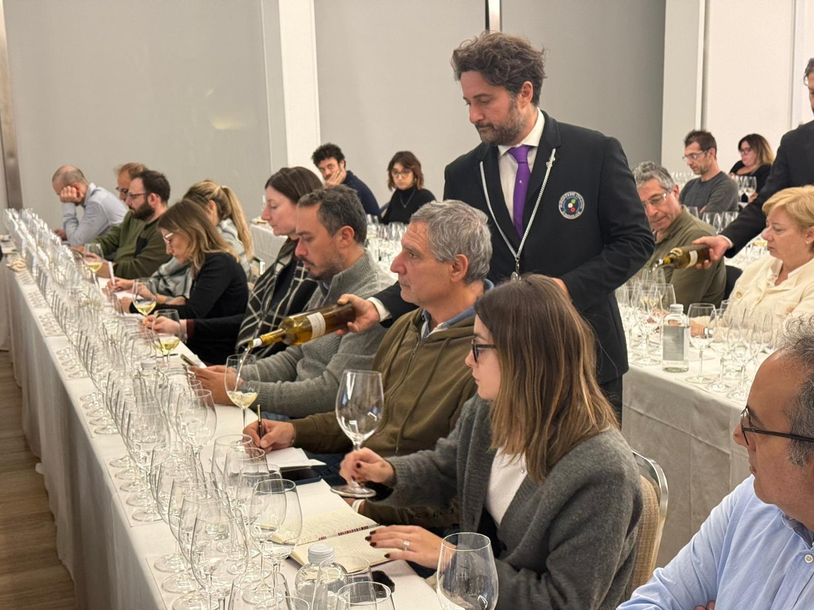 Il servizio dei vini durante la degustazione di Duca di Salaparuta Il servizio dei vini durante la degustazione di Duca di Salaparuta