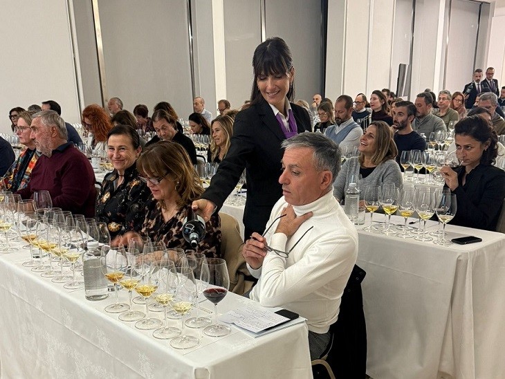 Il servizio dei vini durante la degustazione di Duca di Salaparuta Il servizio dei vini durante la degustazione di Duca di Salaparuta
