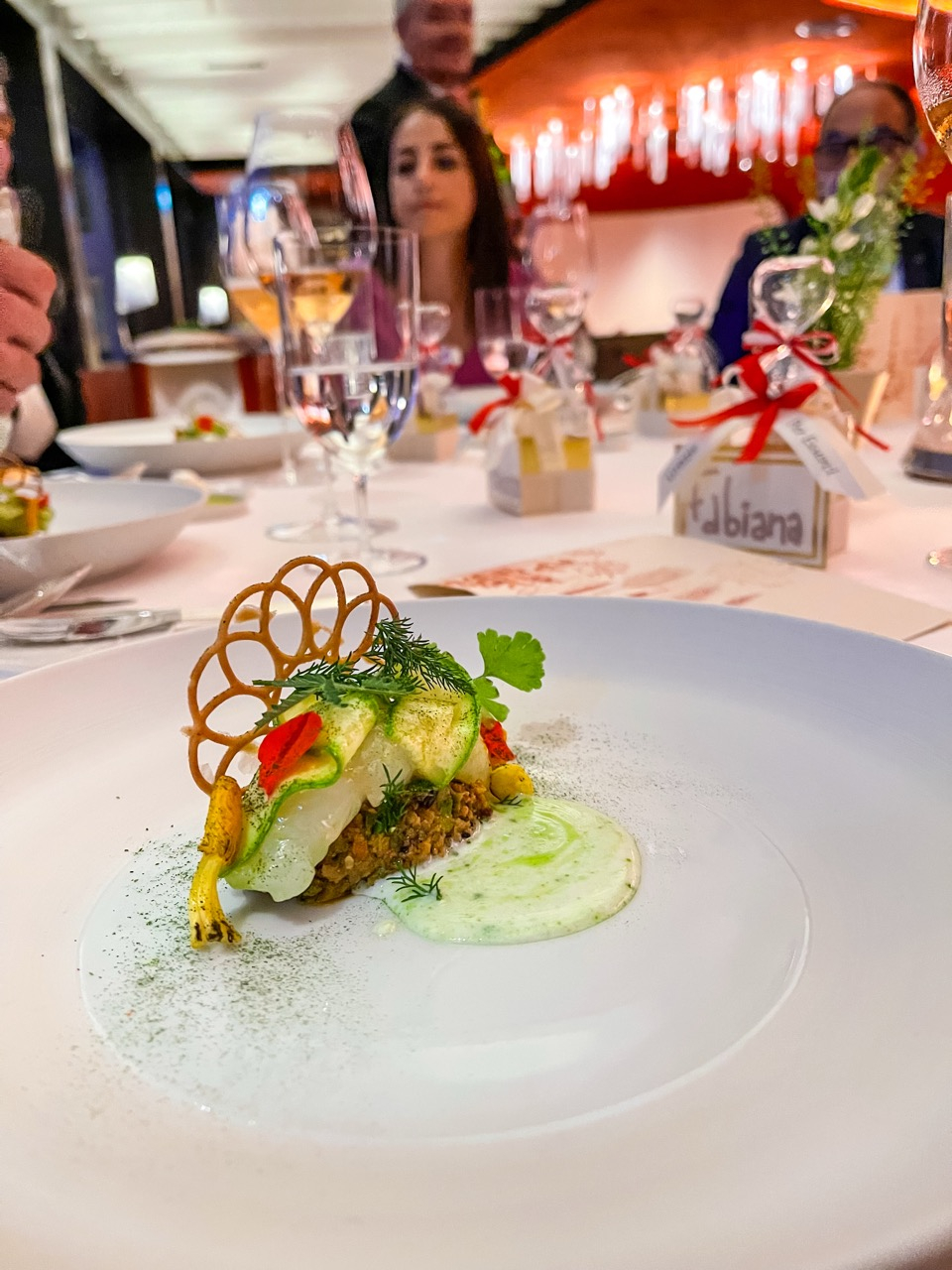 Scampo su zucchine romanesche, latticello alla cenere e olio di kaffir lime