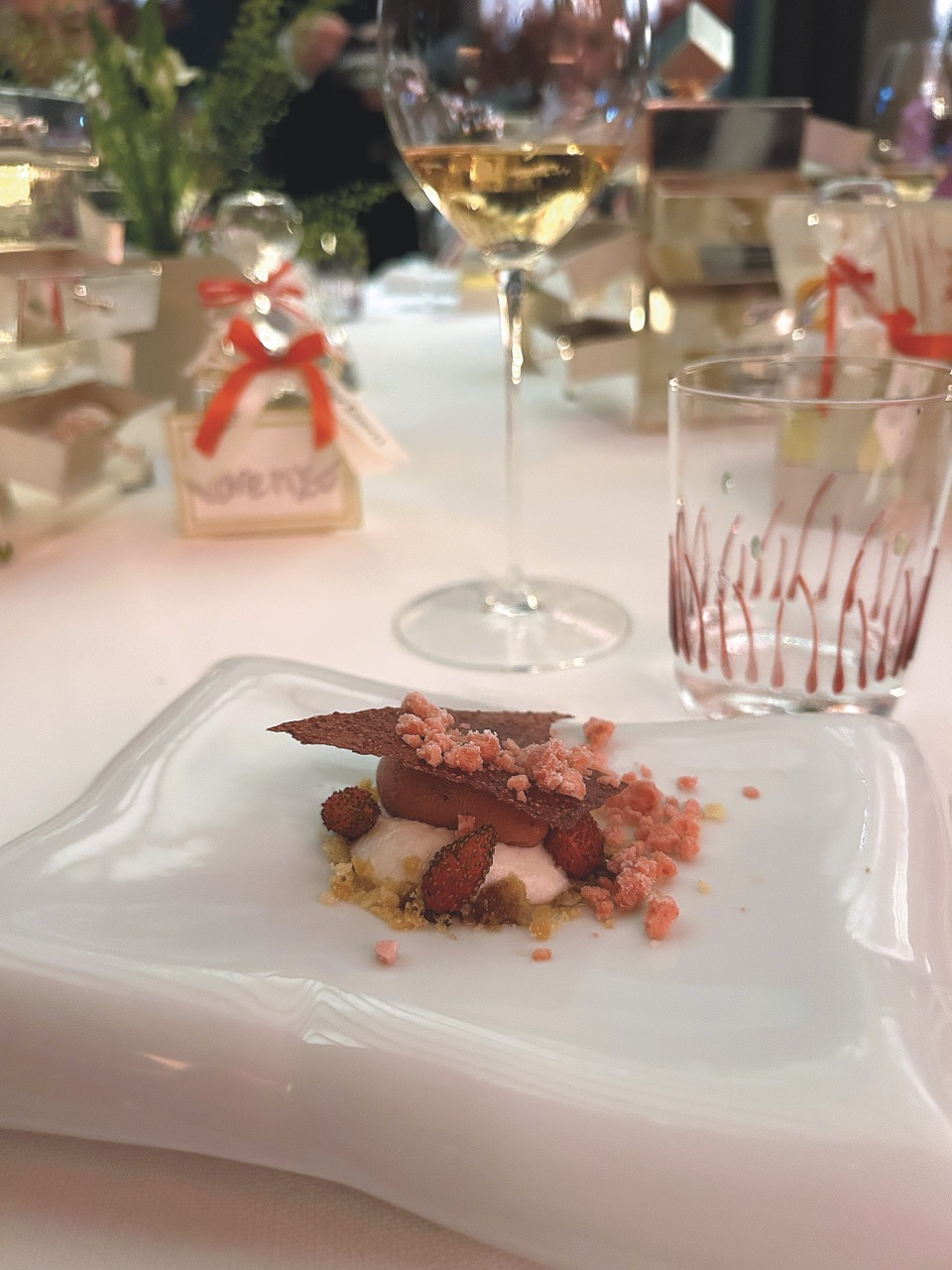 Spuma di yogurt al dragoncello con sorbetto e granita alle fragole di bosco