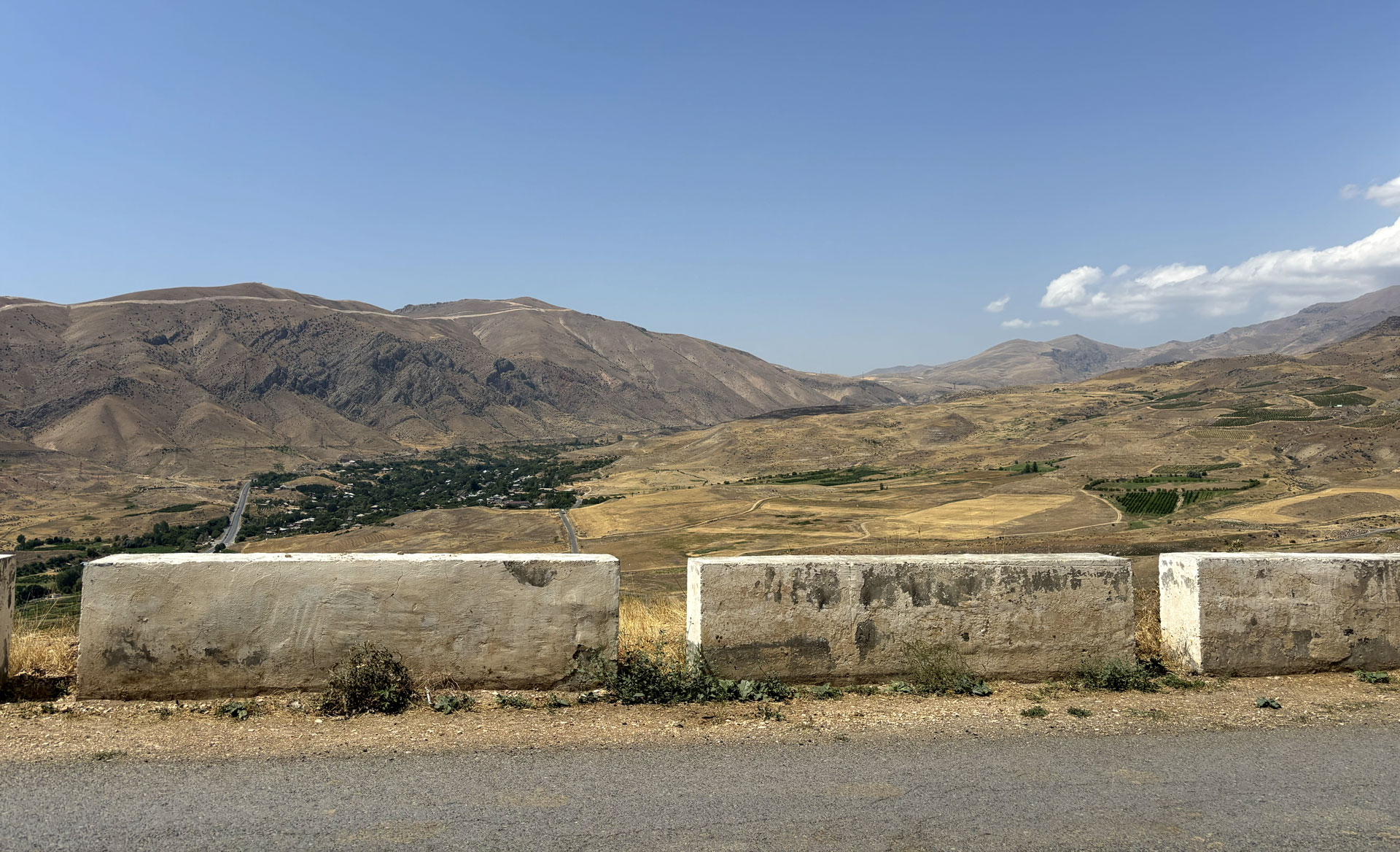 Panorama lungo la strada per raggiungere Zorah Winery nella regione di Areni