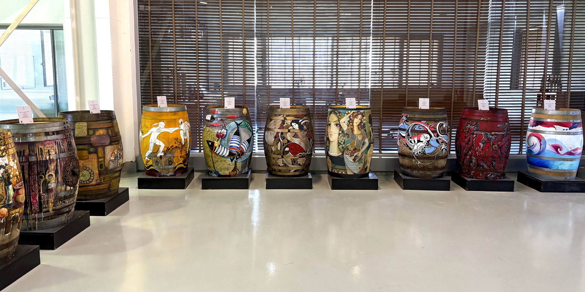 Karas, collezione di botti storiche dipinte ognuna da un differente artista
