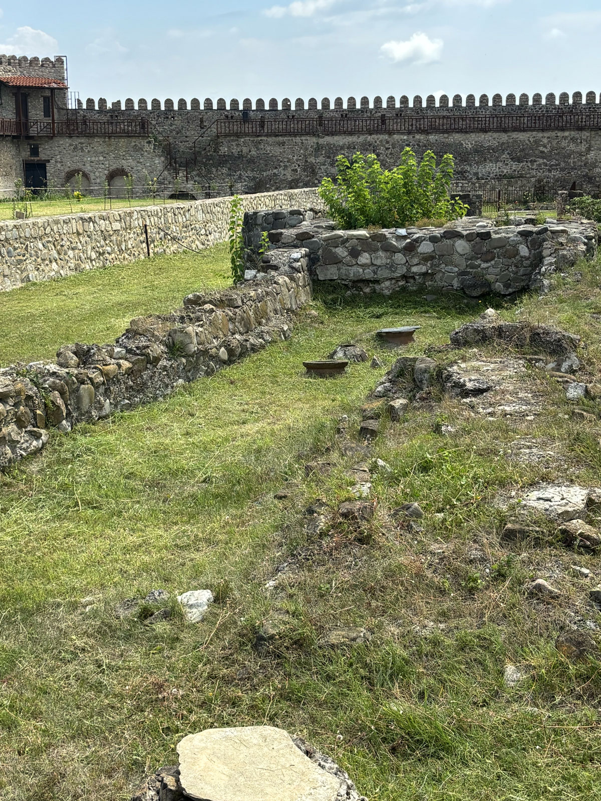Monastero di Alaverdi, reperti di antiche anfore