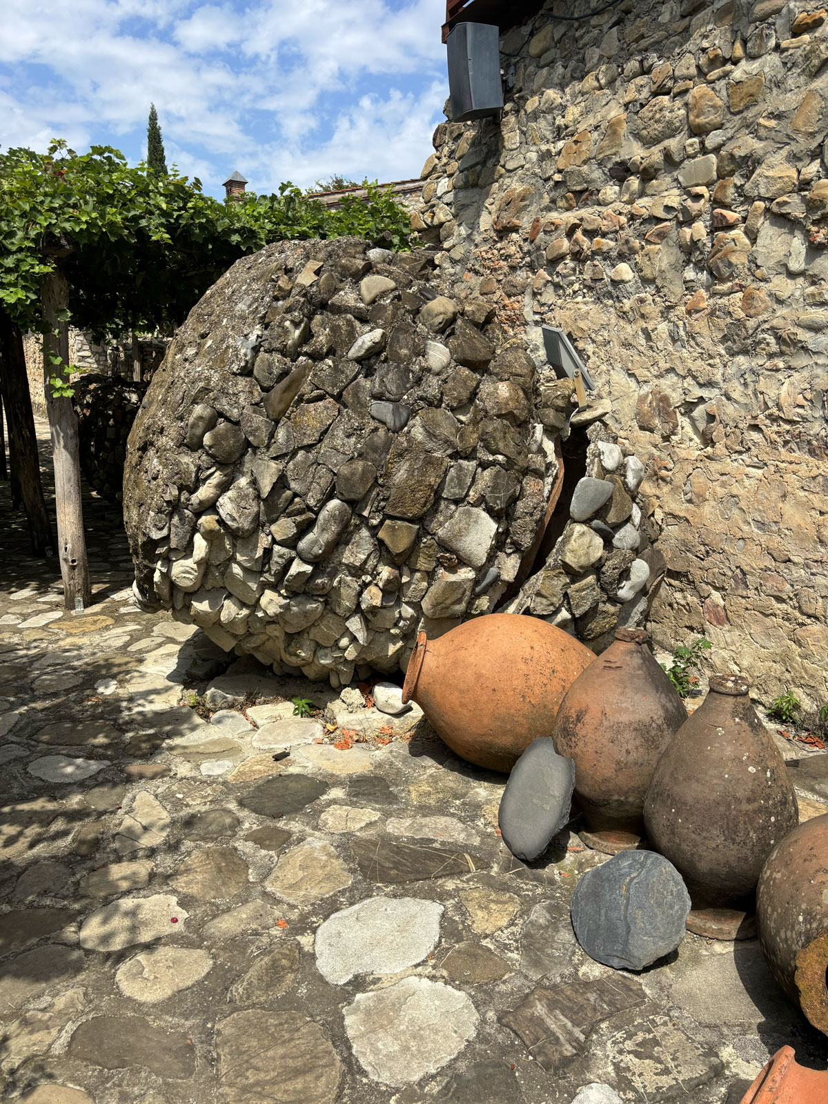 Monastero di Alaverdi, reperti di antiche anfore