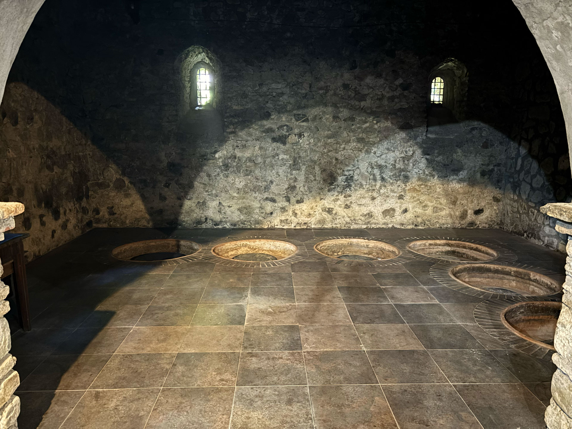 Monastero di Alaverdi, anfore interrate e sigillate attualmente in uso
