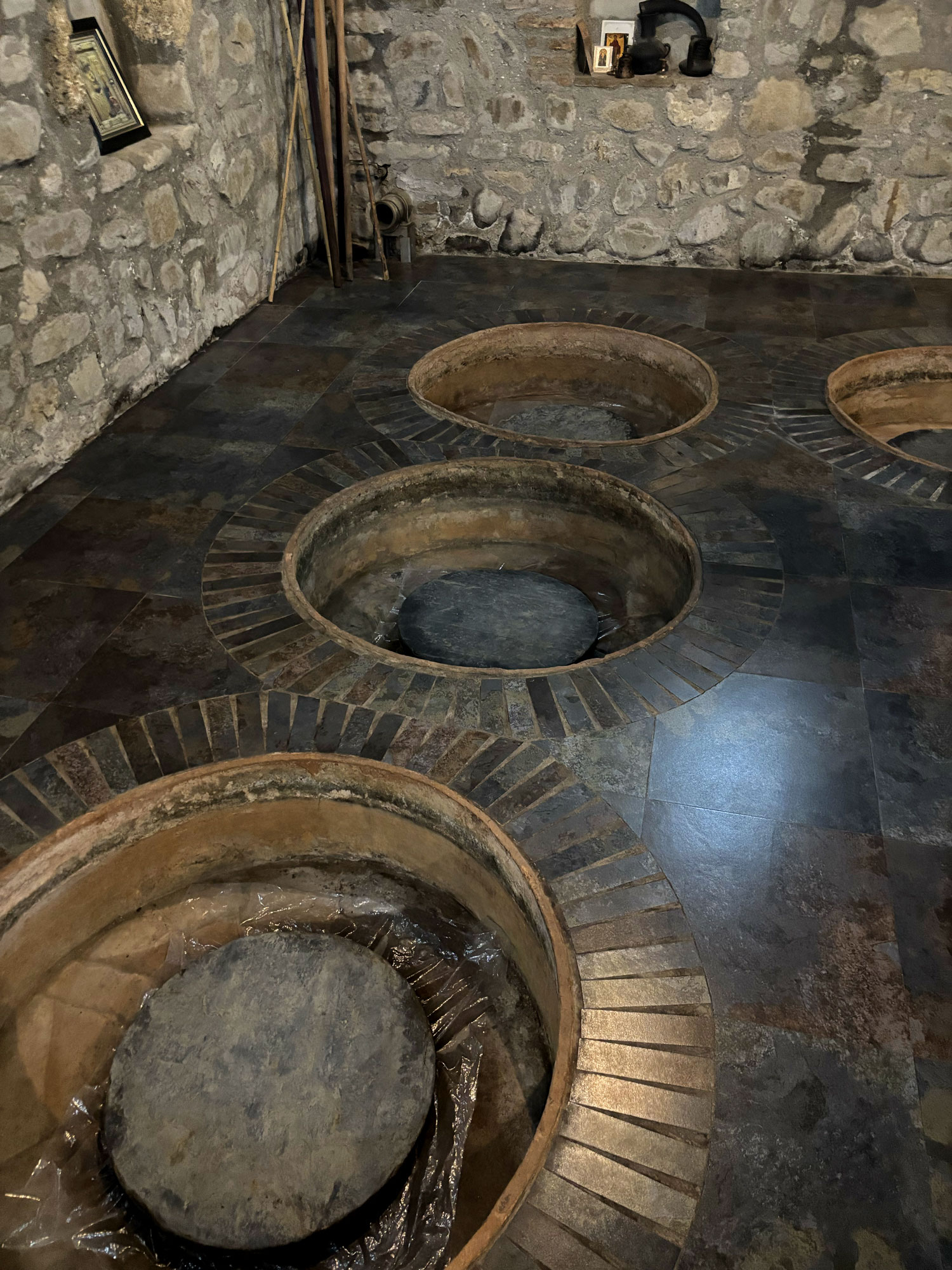 Monastero di Alaverdi, anfore interrate e sigillate attualmente in uso