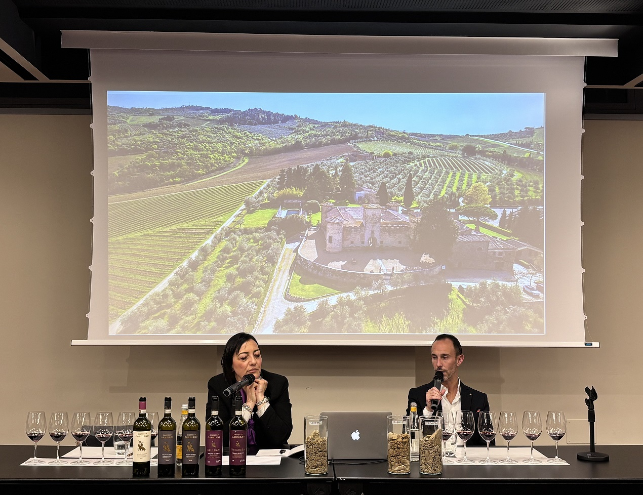 La presidenza con Alessia Borrelli, Docente della Fondazione Italiana Sommelier, e Matteo Dami, enologo e Brand Ambassador aziendale
