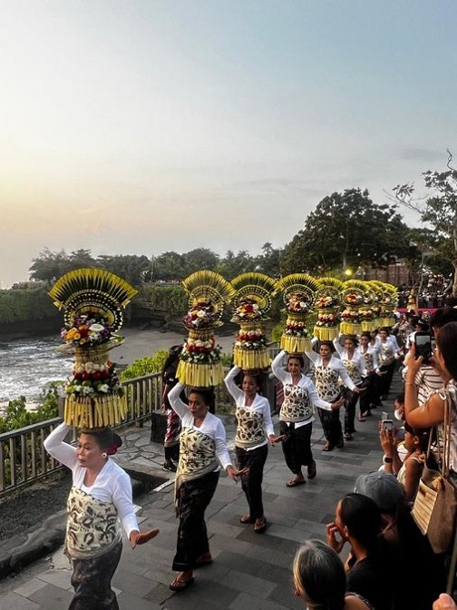 Cerimonia Sacra a Tanah Lot