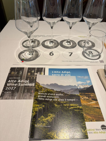 Bianchi d'alta quota, grandi evoluzioni: l'Alto Adige che sfida il tempo. Bianchi d'alta quota, grandi evoluzioni: l'Alto Adige che sfida il tempo.